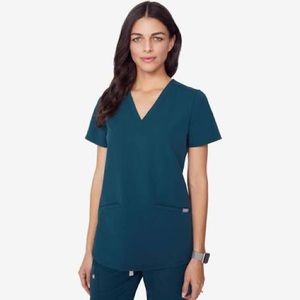 Figs Livingston Basic Scrub & Casma 
3-Pocket Top